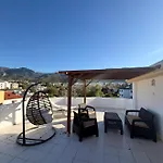 Apartment Gems's - Luxury 3 Bedroom Penthouse With Pool *