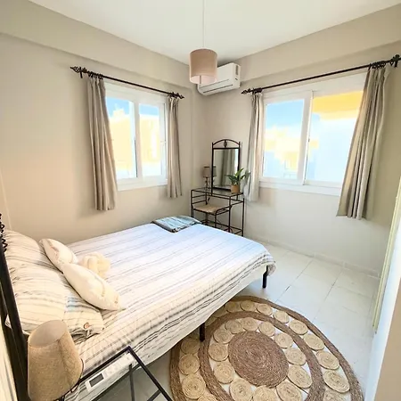 Gems's - Luxury 3 Bedroom Penthouse With Pool *